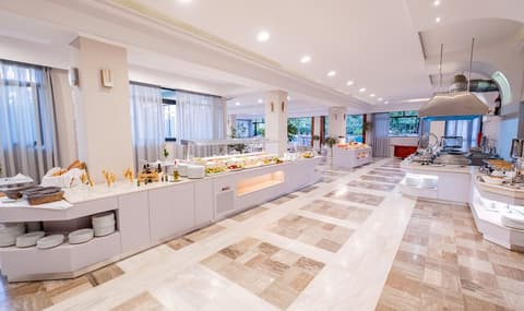 May Beach Hotel, Restaurant