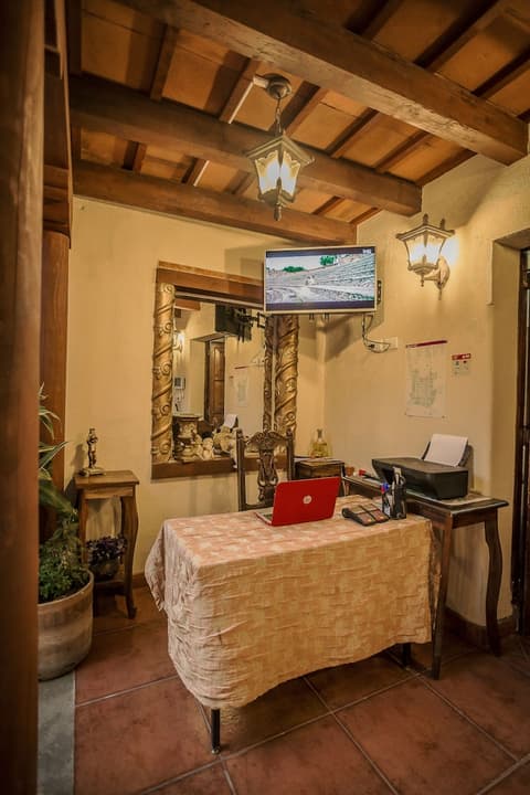 Hotel Mansion del Rey, Reception