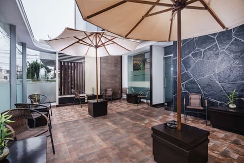 Nobility Grand Hotel, Porch