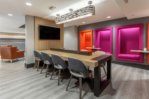 Hampton Inn Oakland Downtown-City Center, Business center