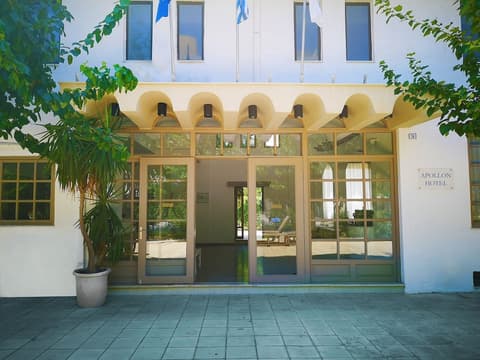 Apollon Hotel, Property entrance
