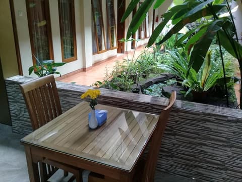 Aloha Hotel, Balcony