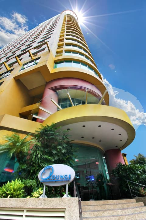 Oxford Suites Makati, Front of property