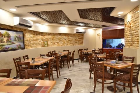 Mass Plaza Hotel, Restaurant