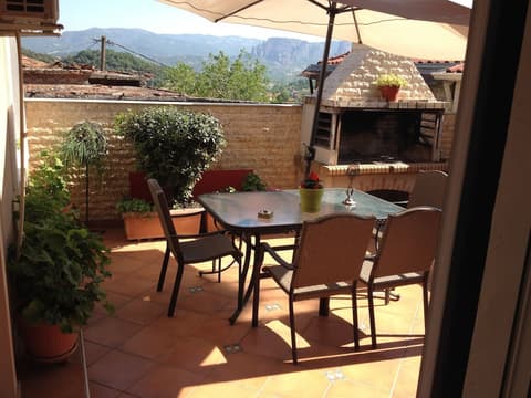 Luxury Family Villa near Meteora, BBQ/picnic area