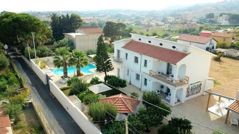 5 Elementi, Exterior