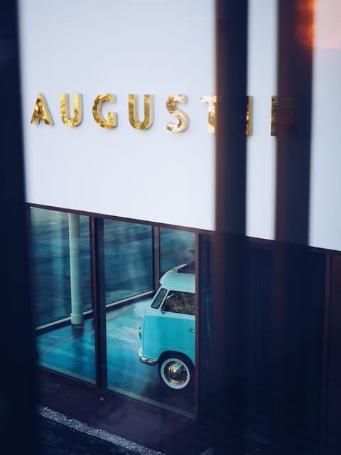 Augustin Hotel, Interior entrance