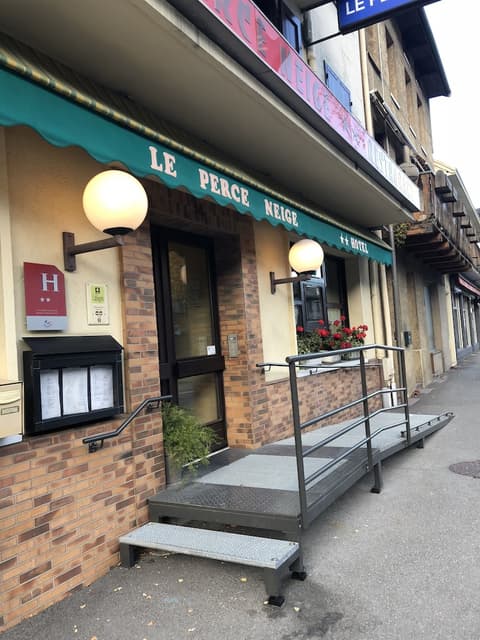 Hôtel Le Perce Neige, Front of property