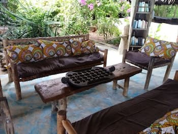 Karamba, Lobby sitting area