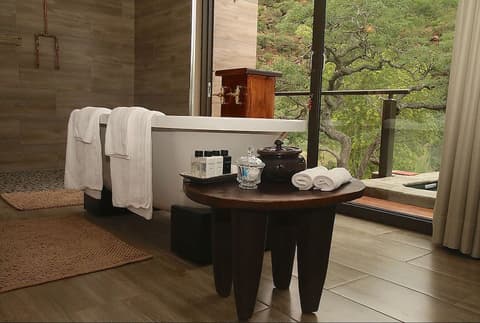 Inzalo Safari Lodge, Deep soaking bathtub