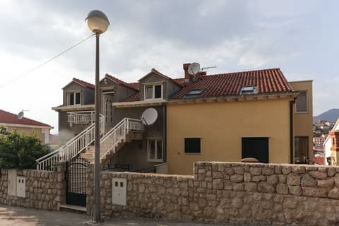 K-Apartments, Exterior