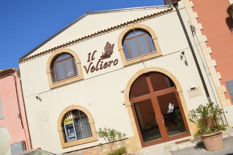 Il Veliero, Front of property