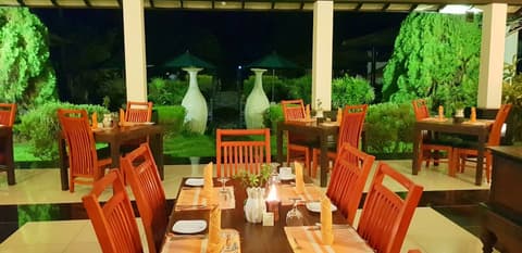 Flower Garden Lake resort, Restaurant