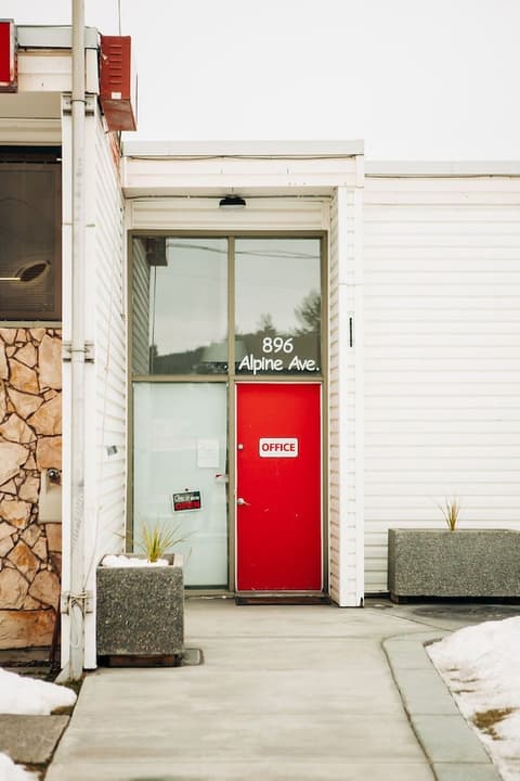 99 Mile Motel, Lobby