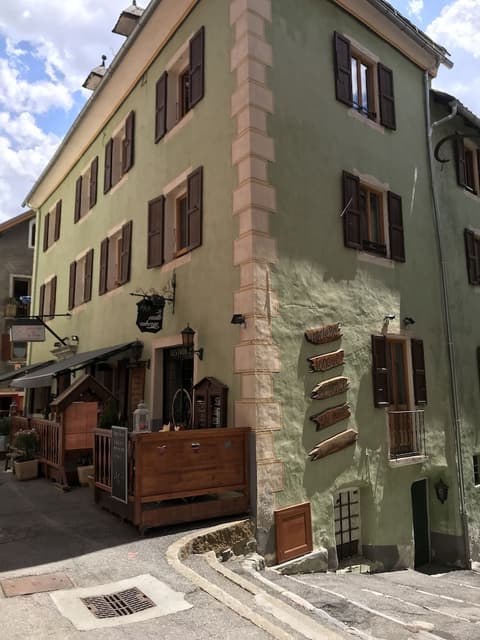 Auberge de la paix, Exterior