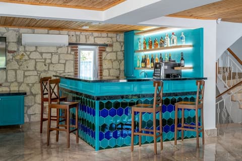 Dam Hotel Lara, Lobby lounge