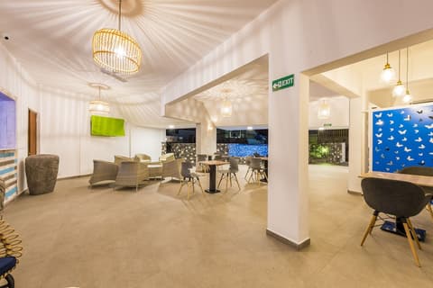 Azur Paradise, Lobby