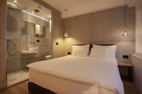 Level Luxury Suites, Room