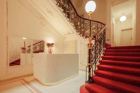 Hotel Golden Lamb, Reception