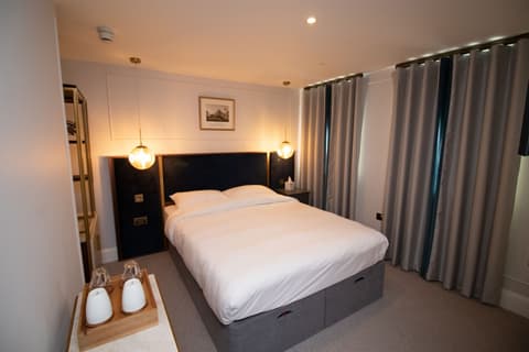 Three Falcons Hotel, Room