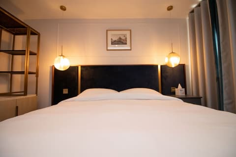 Three Falcons Hotel, Room