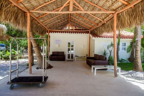 Las Terrazas Condo - Los Corales Village, Lobby sitting area