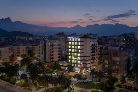Rodinn Park Hotel, Front of property - evening/night