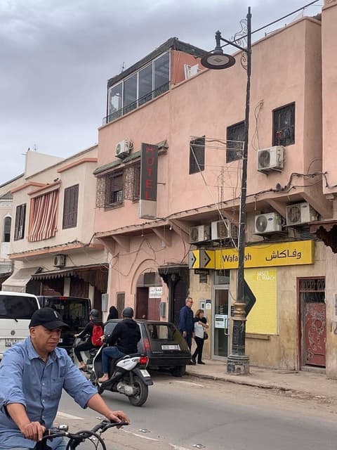 Janat Salam, Exterior