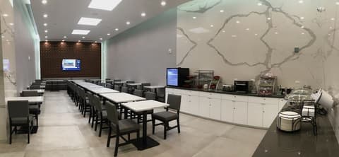 Wingate by Wyndham Long Island City, Breakfast area