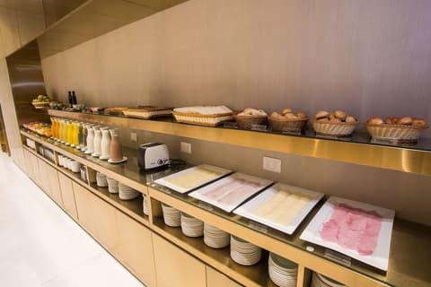 Dazzler by Wyndham Lima San Isidro, Breakfast area