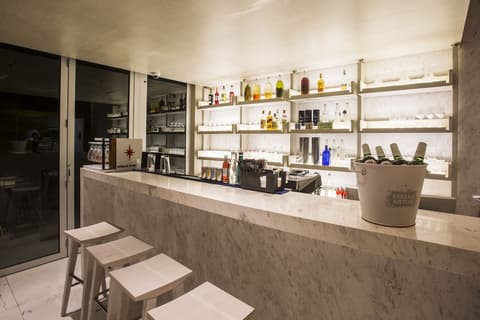 Dazzler by Wyndham Lima San Isidro, Bar (on property)