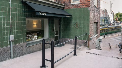 Bob W Helsinki Kluuvi, Front of property