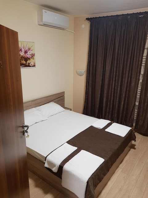 Twain Apart & Rooms, Room