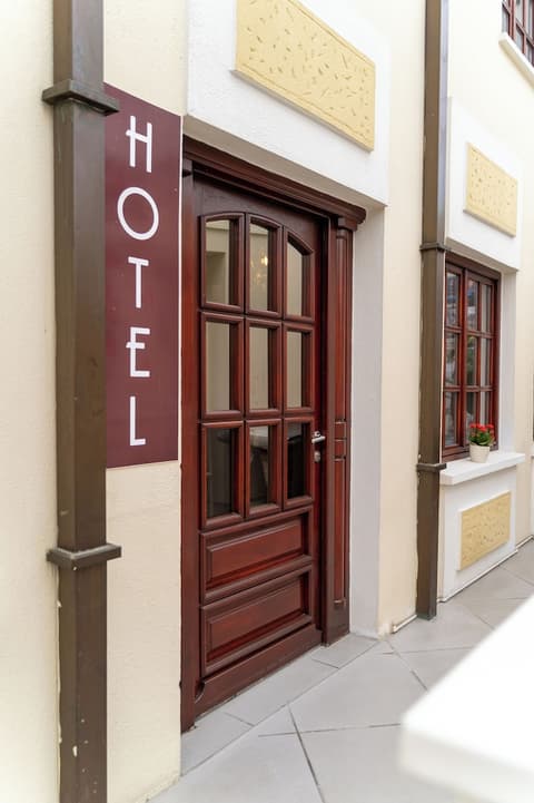 Hotel Atrium, Interior entrance