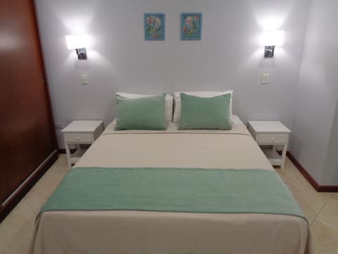 Flora Apartments, Room