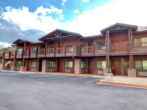 Zion Canyon Lodge, Exterior