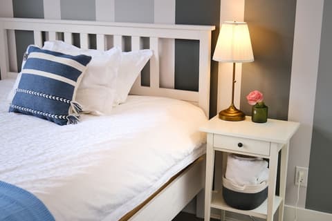 Vancouver West Cozy Retreat by Host Launch, Room