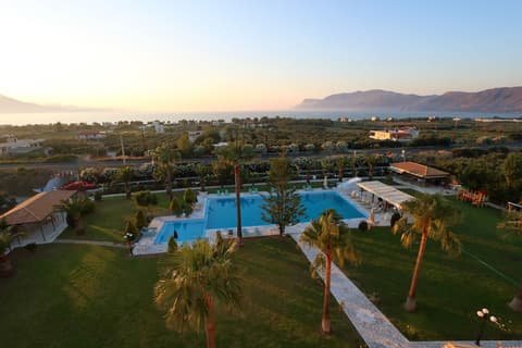 Regina Hotel, Property grounds