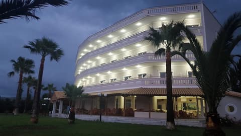 Regina Hotel, Front of property