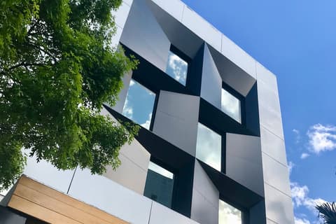 Auténtico Monterrey, Exterior