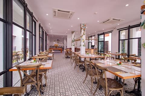 Lanna Oriental Hotel, Dining