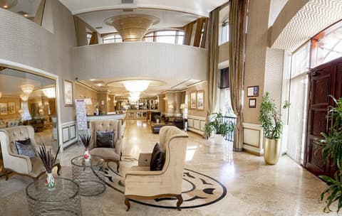 Sapphire Inn, Interior entrance