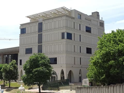 Hotel Square, Parking