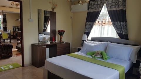 Riverside Holiday Home, Room