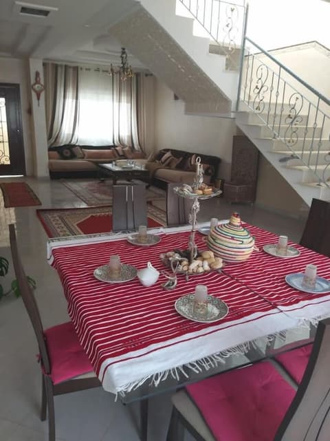 Tanjitan Hospitalite, Restaurant