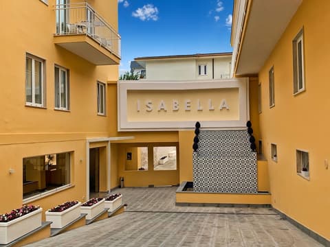 Hotel Isabella, Property entrance