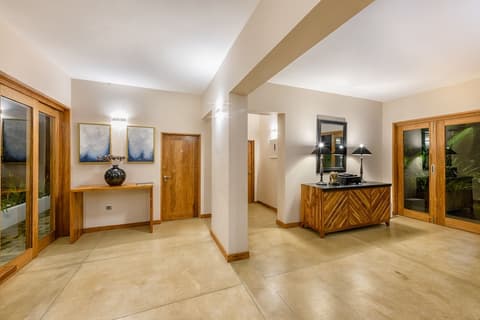 Aryana Hotel, Reception