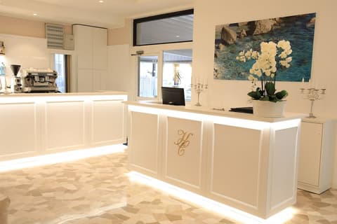 Hotel Continental, Reception