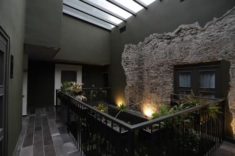 Hotel Isabel, Handrails in hallways