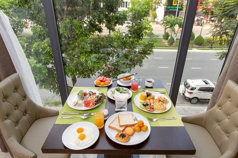 Roliva Hotel & Apartment Danang, Restaurant